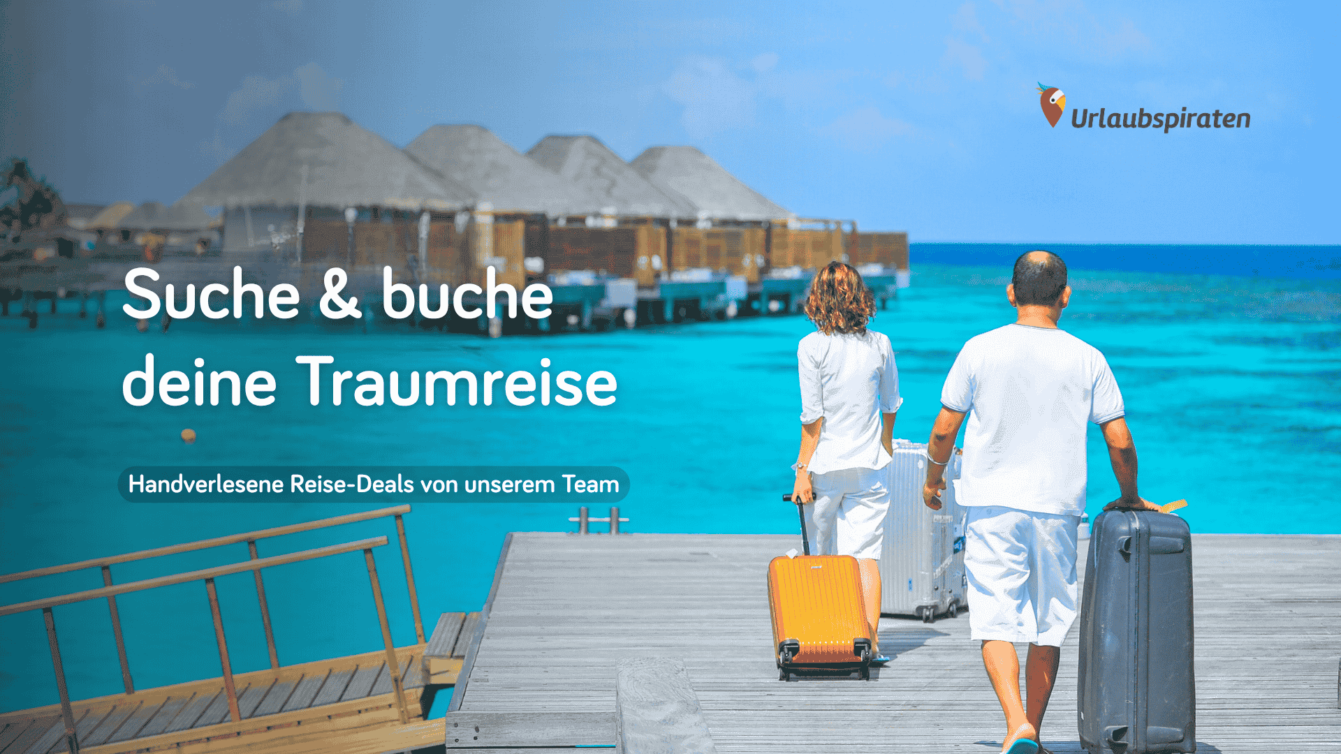 Urlaubspiraten: Suche & buche deine Traumreise – Paar mit Koffern auf einem Steg am Meer