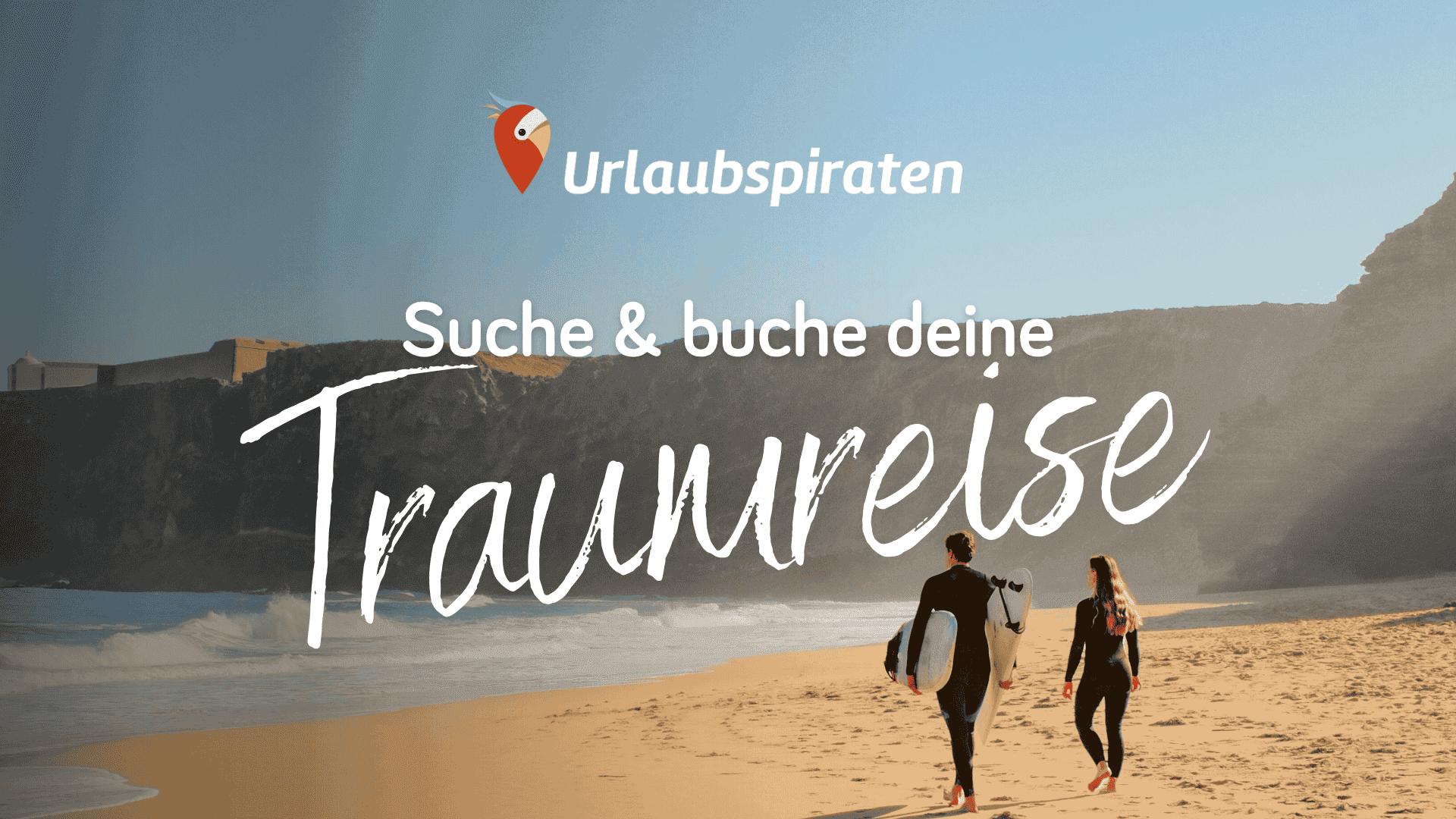 Urlaubspiraten: Suche & buche deine Traumreise – zwei Surfer am Strand
