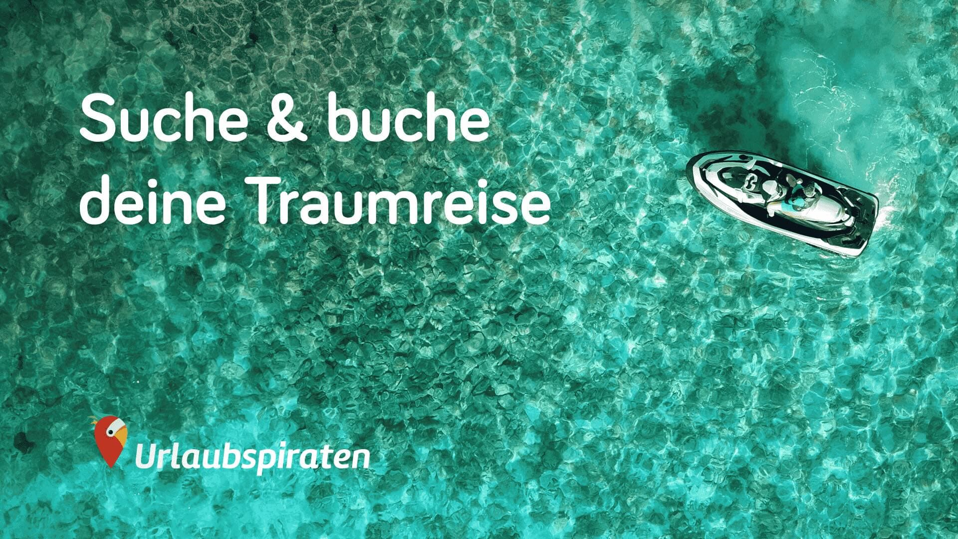 Urlaubspiraten: Suche & buche deine Traumreise – Boot auf türkisem Wasser