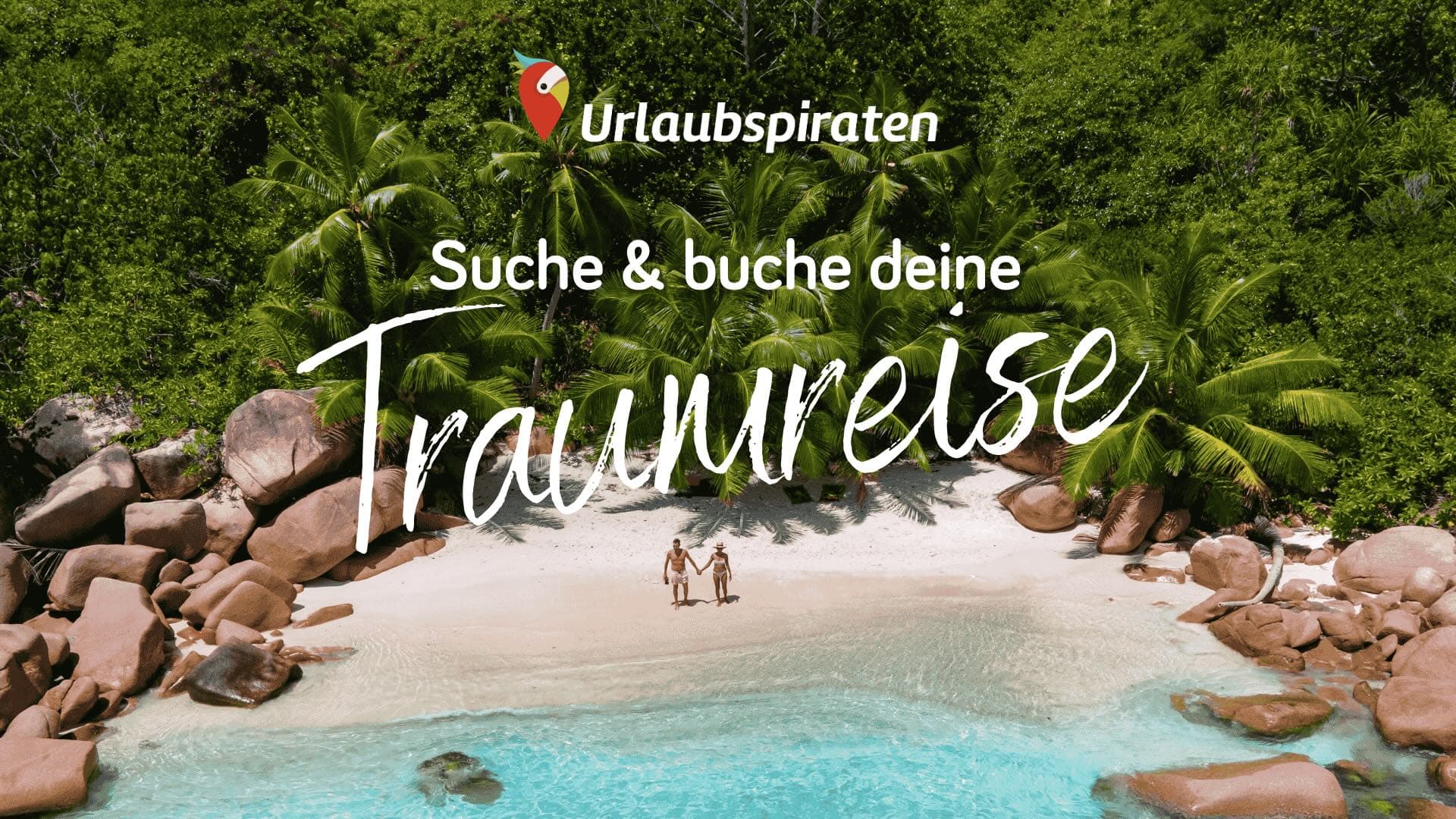 Urlaubspiraten: Suche & buche deine Traumreise – Bucht mit Palmen und Felsen