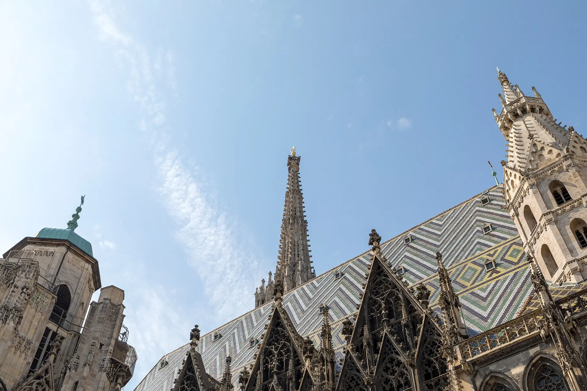 Südturm und farbiges Ziegeldach des Stephansdoms, vom Stephansplatz in Wien aus gesehen