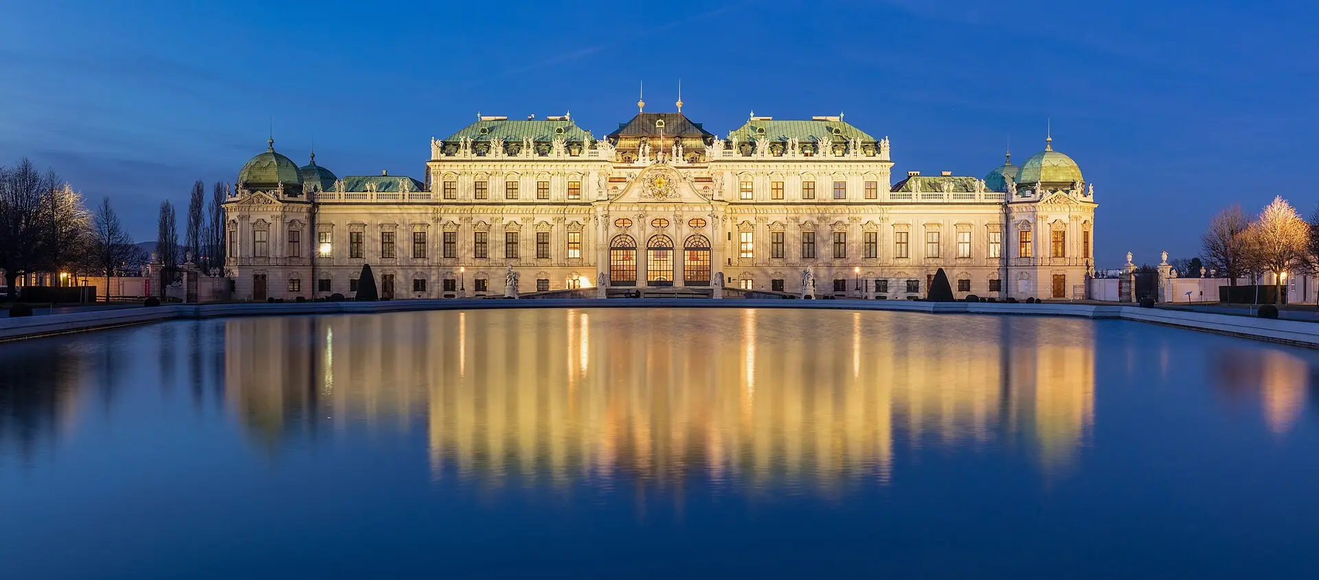 Oberes Belvedere in Wien zur blauen Stunde, die Fassade spiegelt sich im Wasserbecken
