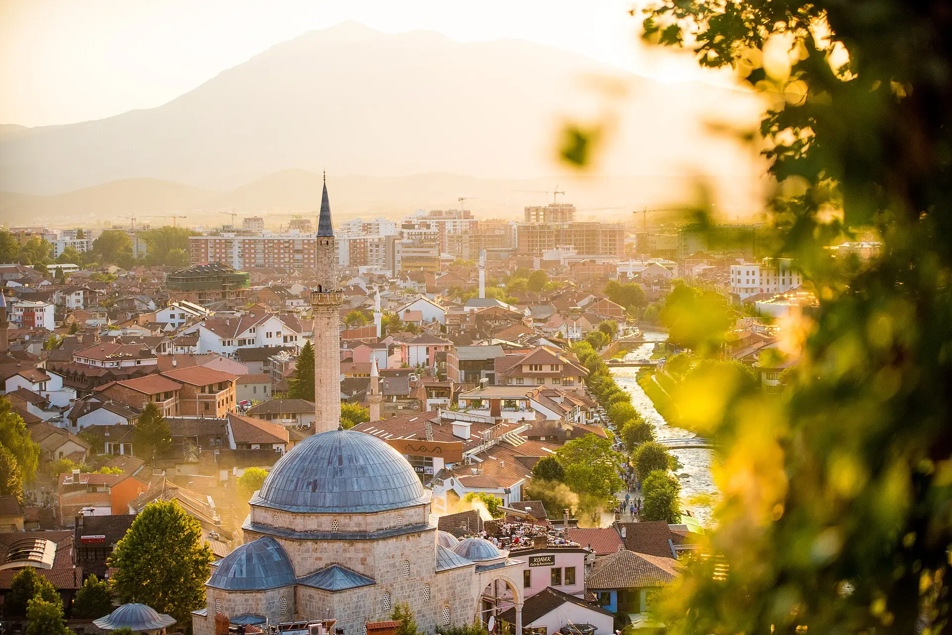 Blick über die Altstadt von Prizren mit der Sinan-Pascha-Moschee, dem Fluss Lumbardhi (Bistrica) und Bergen im Dunst
