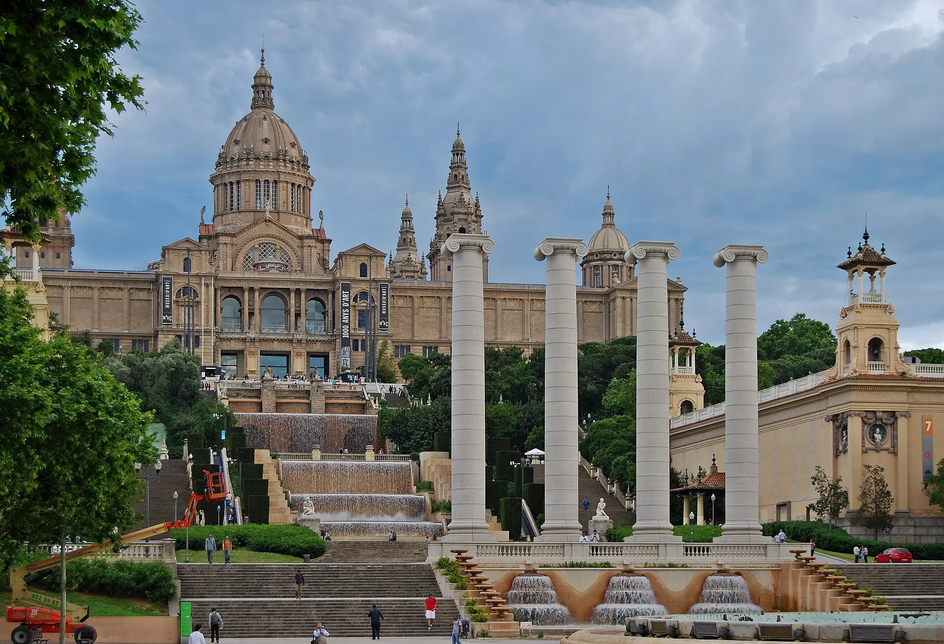 Palau Nacional mit Kuppel auf dem Montjuïc, davor vier freistehende Säulen und eine breite Treppen- und Brunnenanlage
