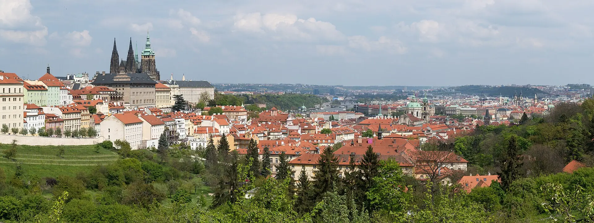 Blick vom Petřín über die Dächer der Kleinseite zum Hradschin mit Burg und Veitsdom, dahinter die Altstadt