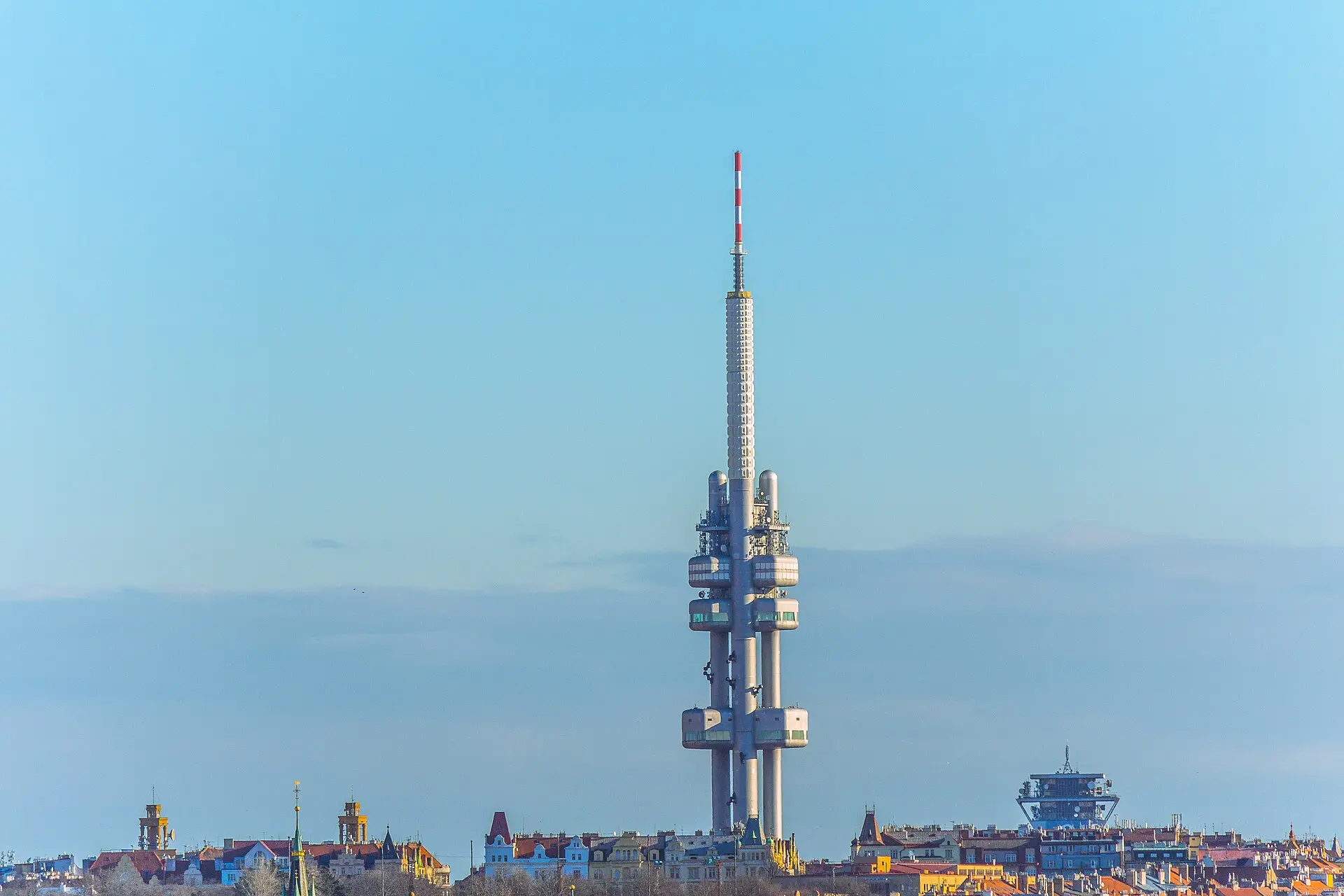 Fernsehturm Žižkov über den Dächern der östlichen Prager Wohnviertel
