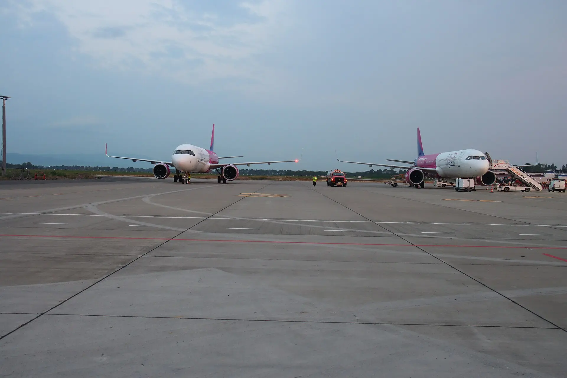 Zwei Flugzeuge von Wizz Air auf dem Vorfeld des Flughafens Kutaissi
