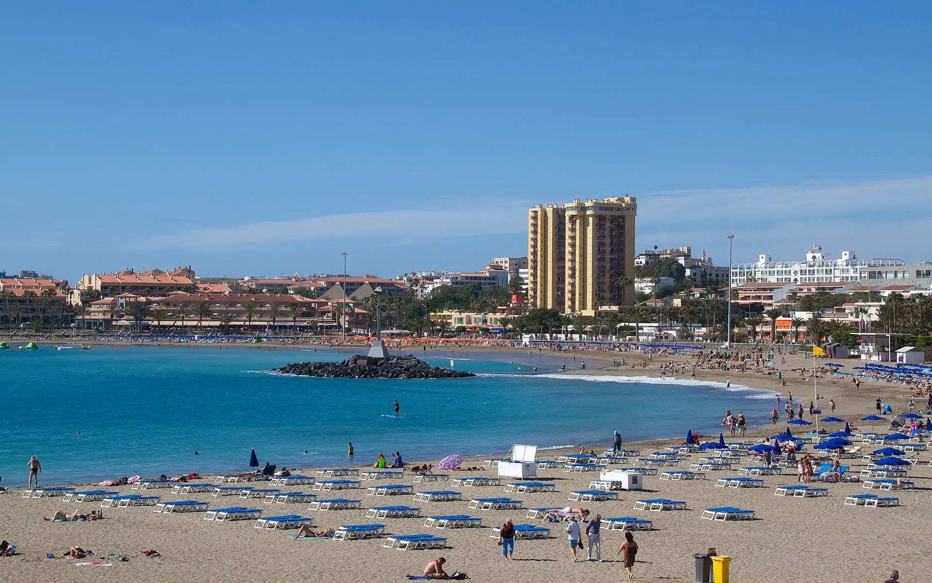 Playa de las Vistas in Los Cristianos mit Sonnenliegen und Bucht an einem Februartag