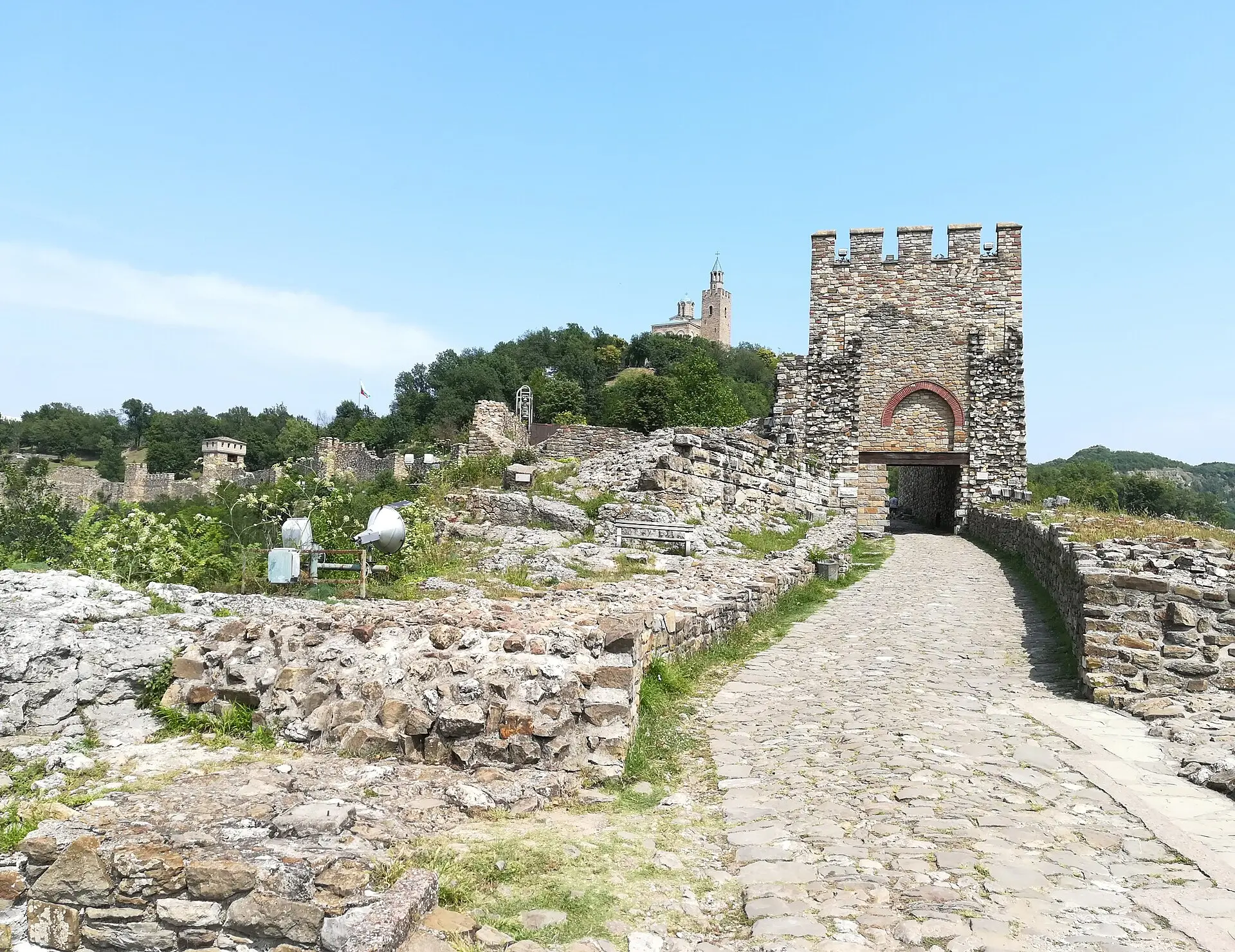 Gepflasterter Weg zum Torturm der Festung Zarewez, dahinter auf dem Hügel die Patriarchenkirche mit Glockenturm