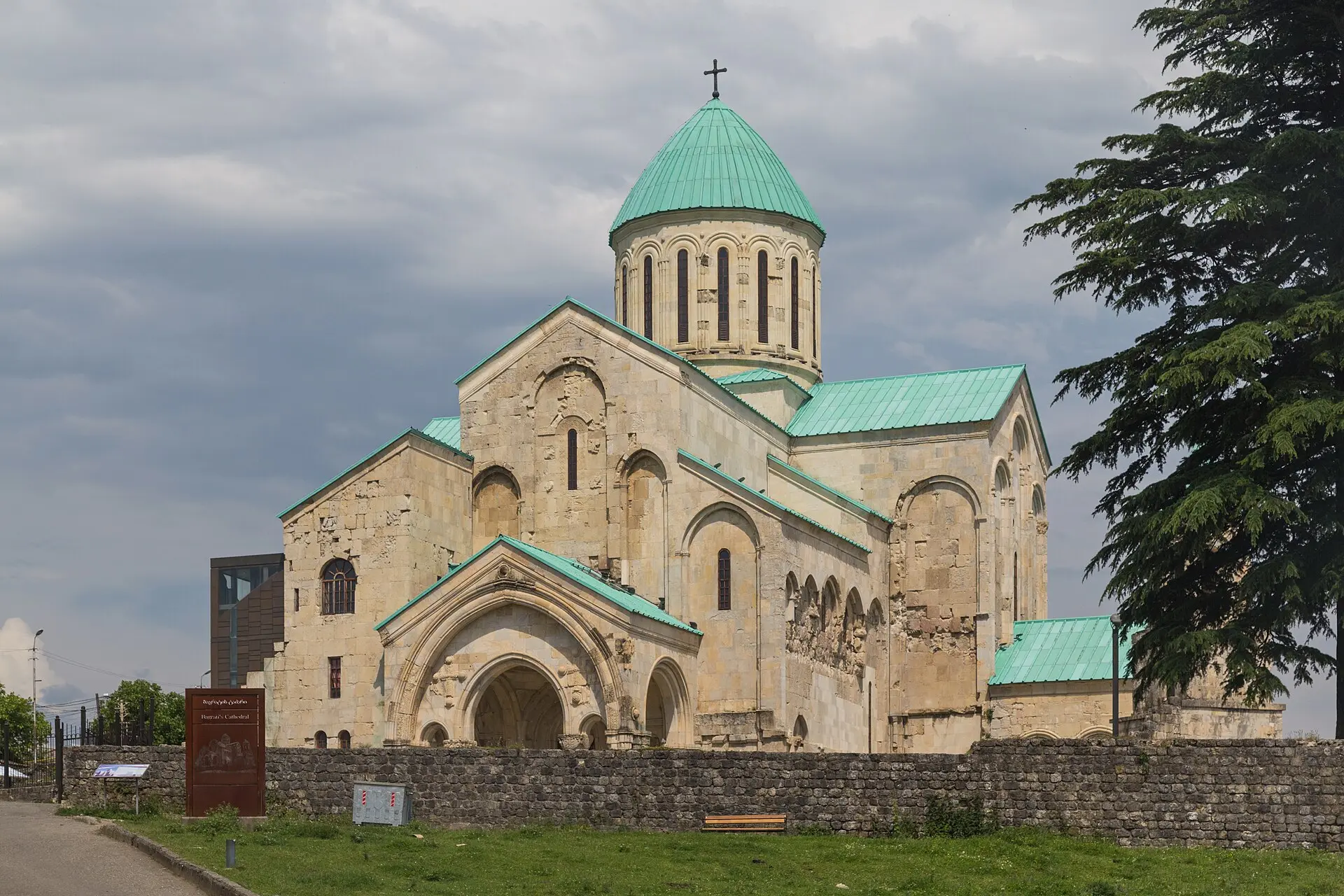 Die Bagrati-Kathedrale in Kutaissi von außen, vom Boden aus bei Tageslicht fotografiert