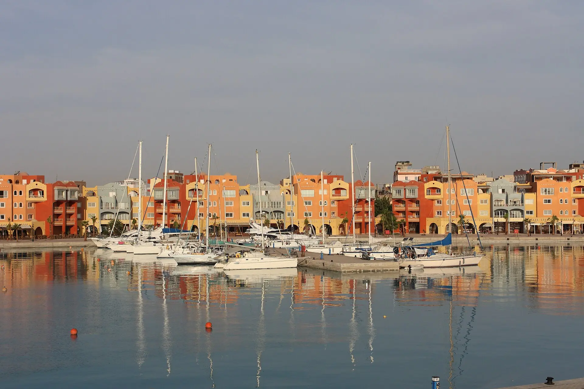 Segelyachten in der Marina Hurghada vor farbigen Häuserzeilen bei ruhigem Wasser am Morgen
