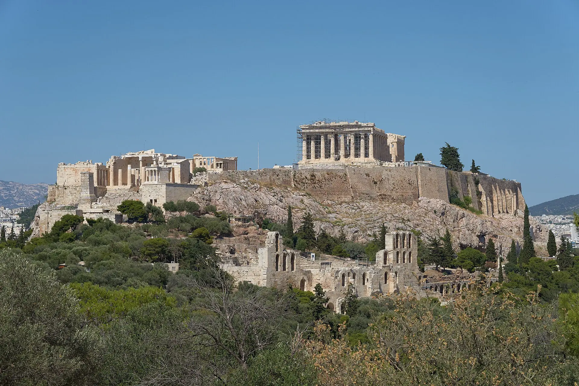 Akropolis vom Philopappos-Hügel: links Propyläen und Erechtheion, rechts der Parthenon mit Gerüst, darunter das Odeon des Herodes Atticus