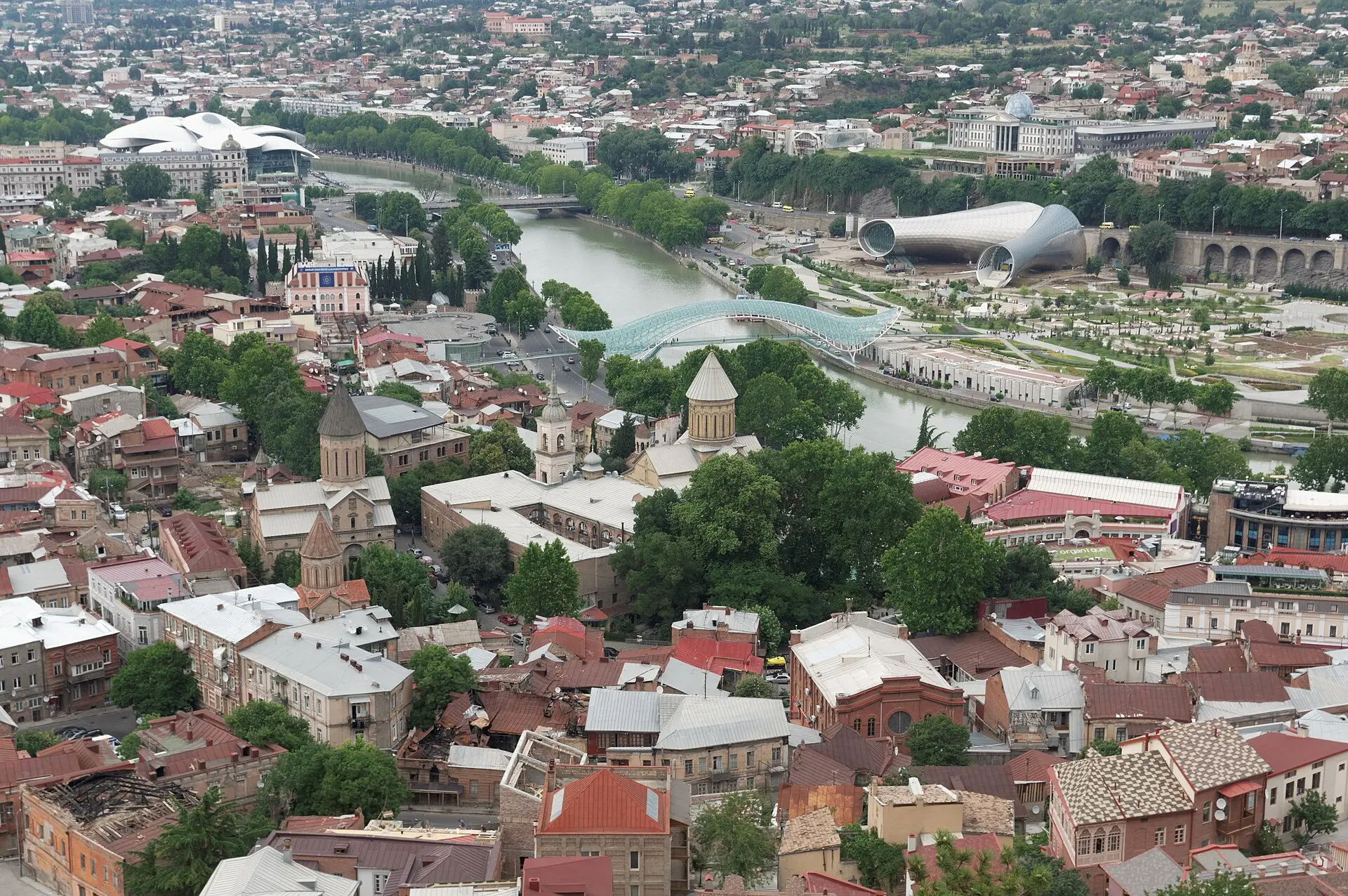 Blick vom Hang unter der Festung Narikala über die Altstadt von Tiflis, den Fluss Mtkwari, die Friedensbrücke und den Rike-Park
