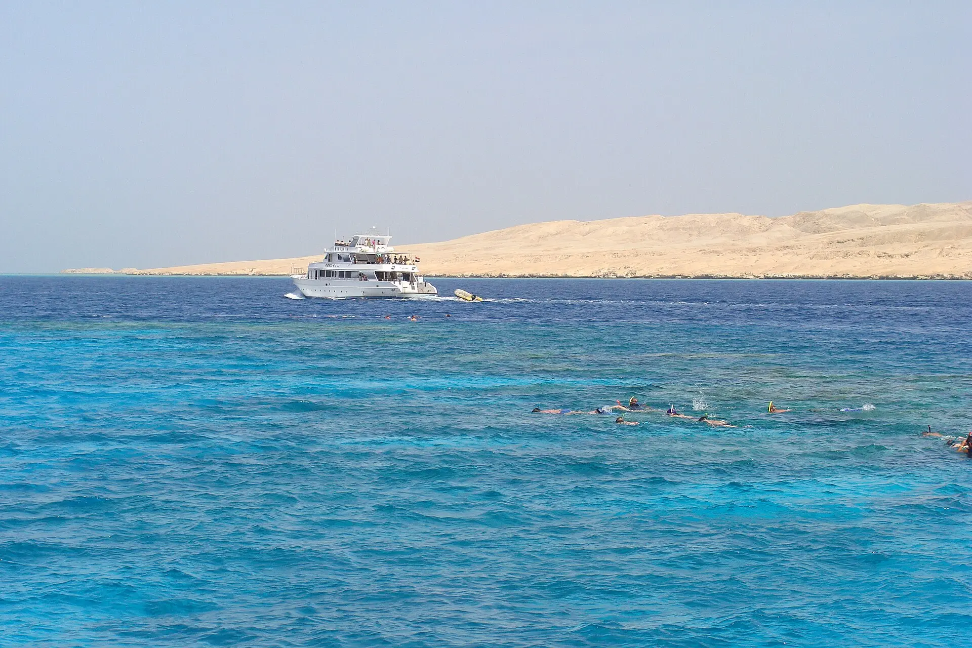 Ausflugsyacht vor Mahmya auf der Großen Giftun-Insel, Schnorchler im türkisen Riffwasser
