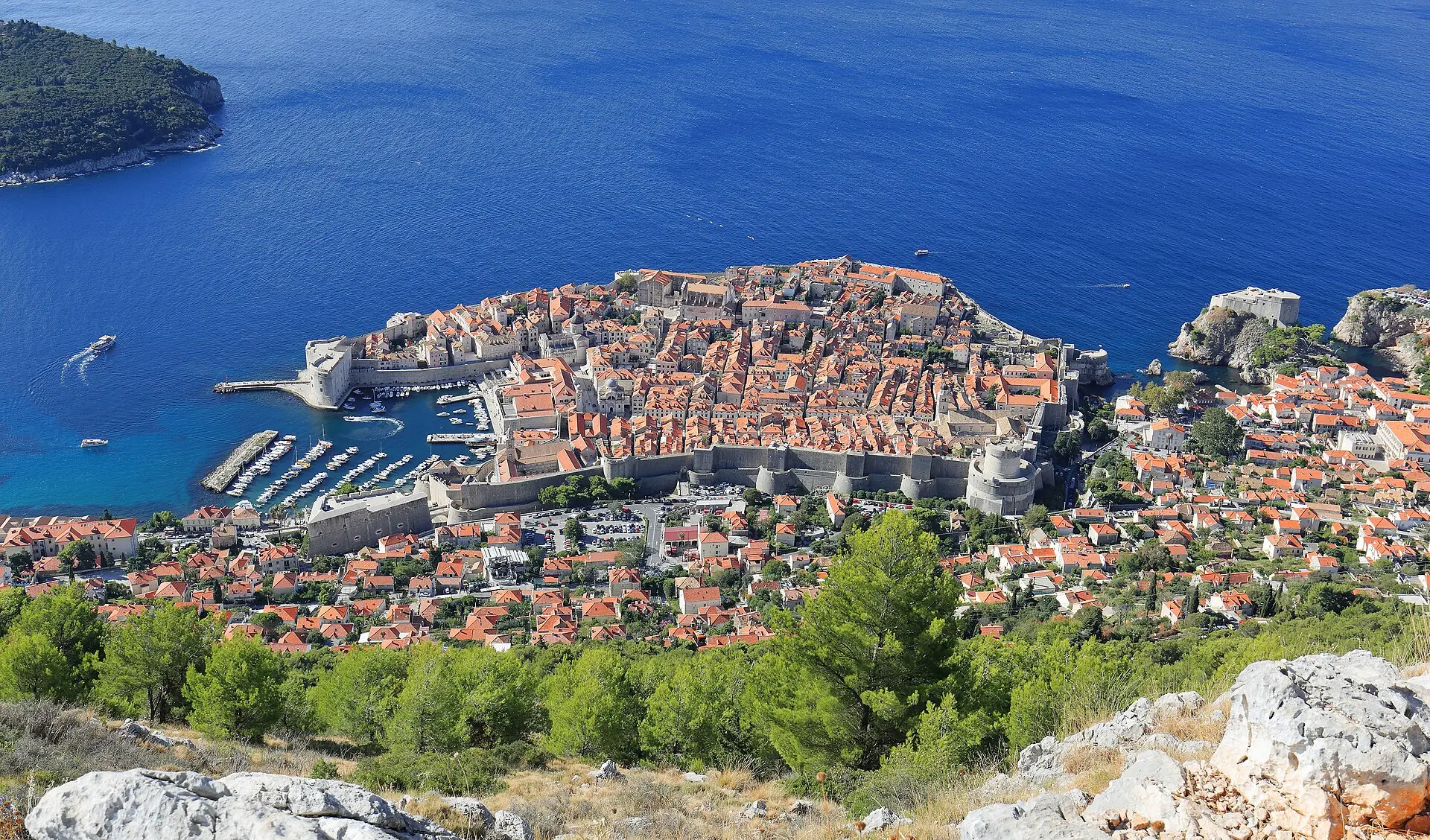 Blick vom Berg Srđ auf die ummauerte Altstadt von Dubrovnik mit roten Dächern, altem Hafen, Festung Lovrijenac und Insel Lokrum