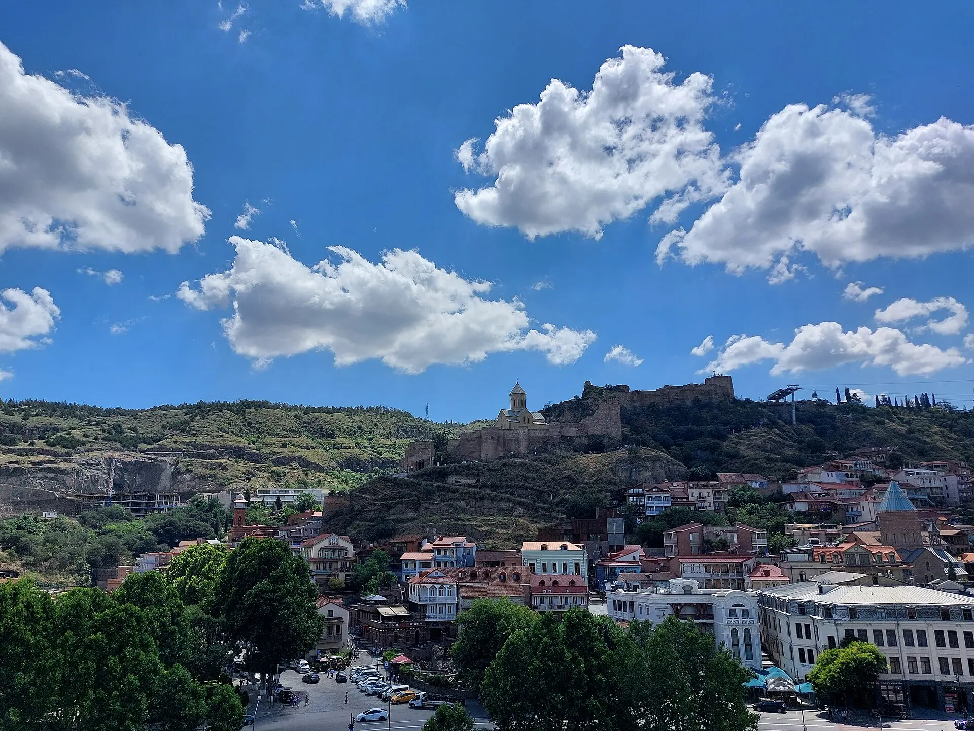 Festung Narikala mit der Nikolauskirche auf dem Hügel über Abanotubani und der Gorgassali-Straße in Tiflis