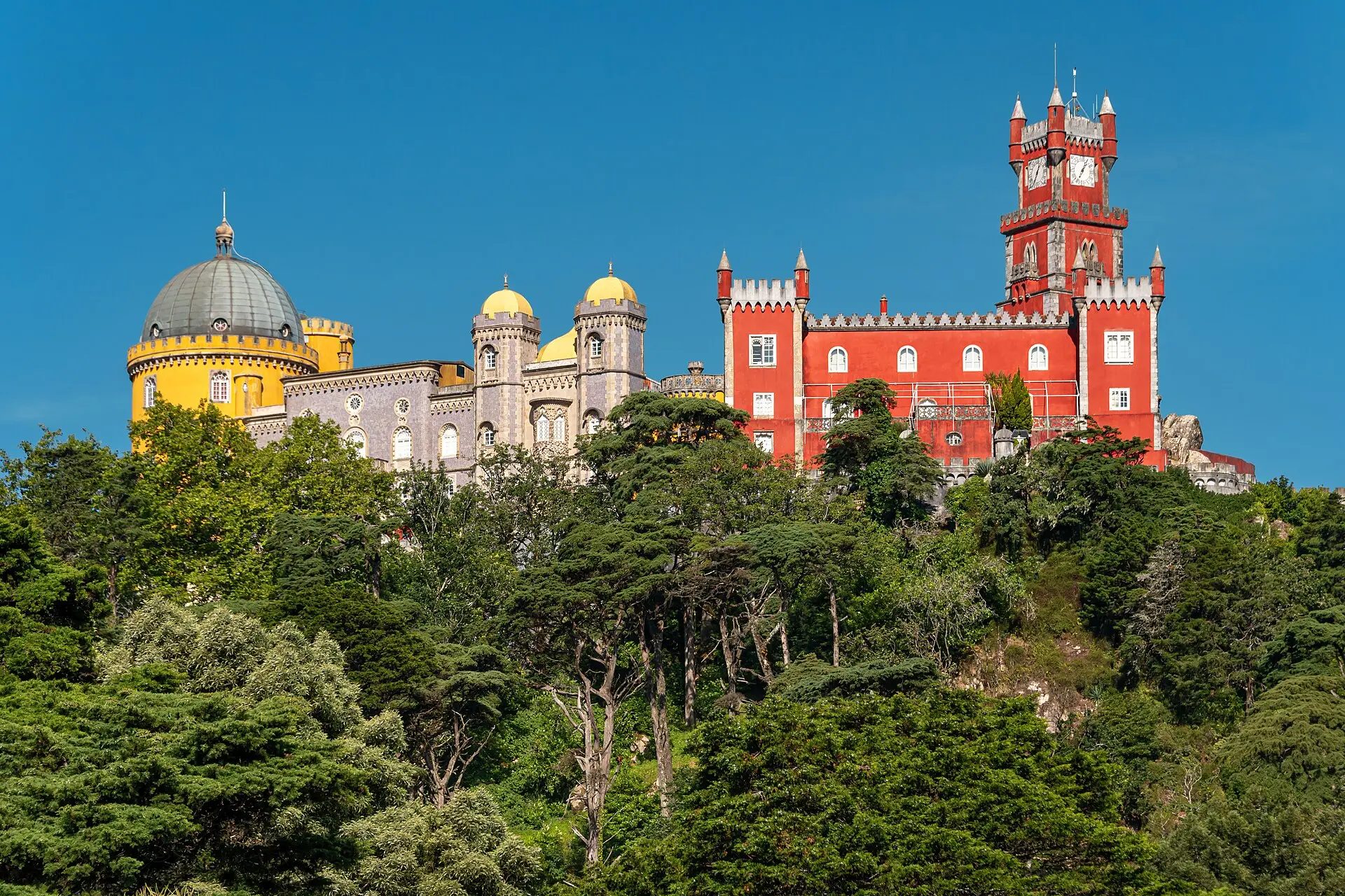 Der Palácio da Pena in Sintra über dem Wald, von unten fotografiert
