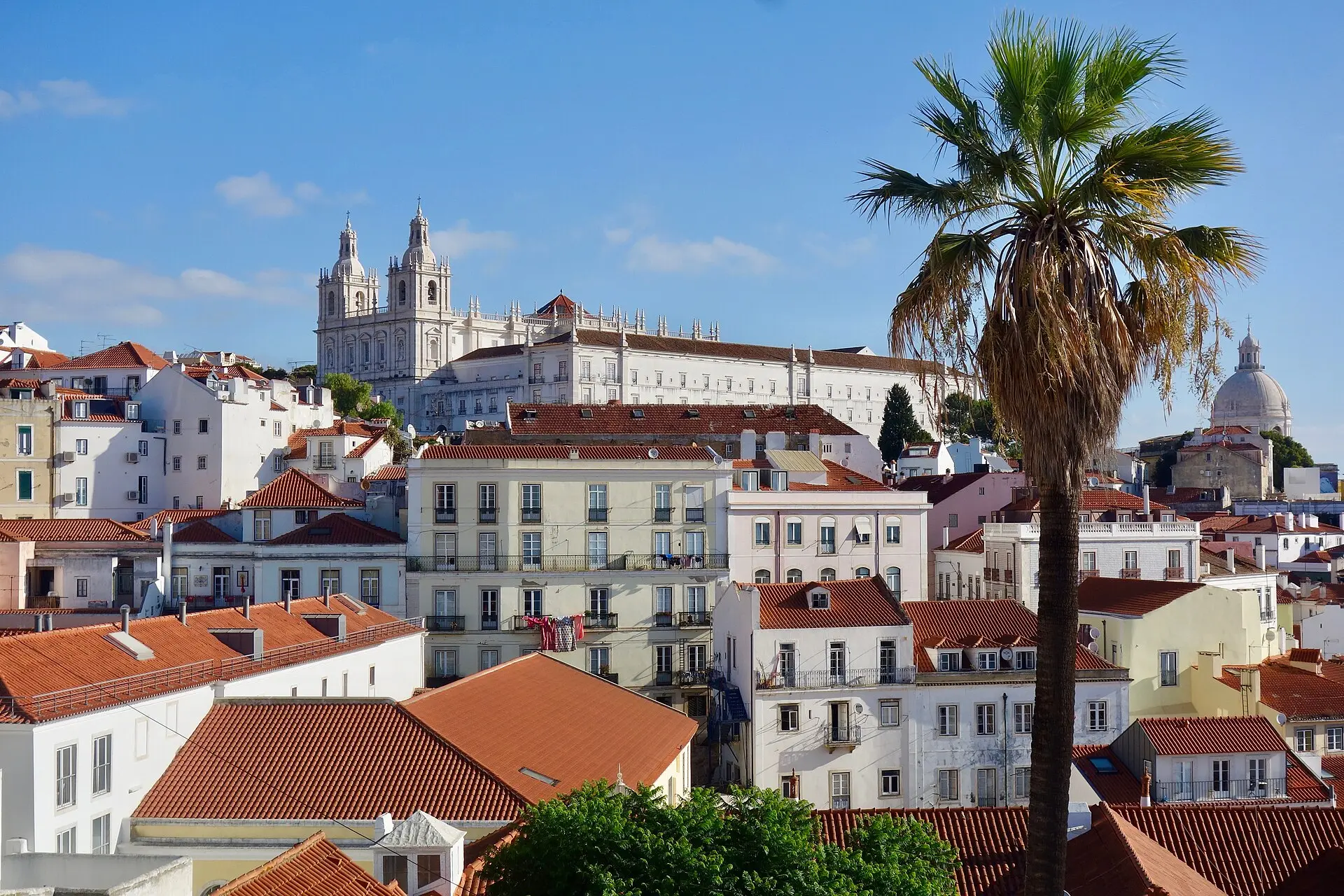 Blick vom Miradouro das Portas do Sol über die Dächer der Alfama auf das Kloster São Vicente de Fora in Lissabon