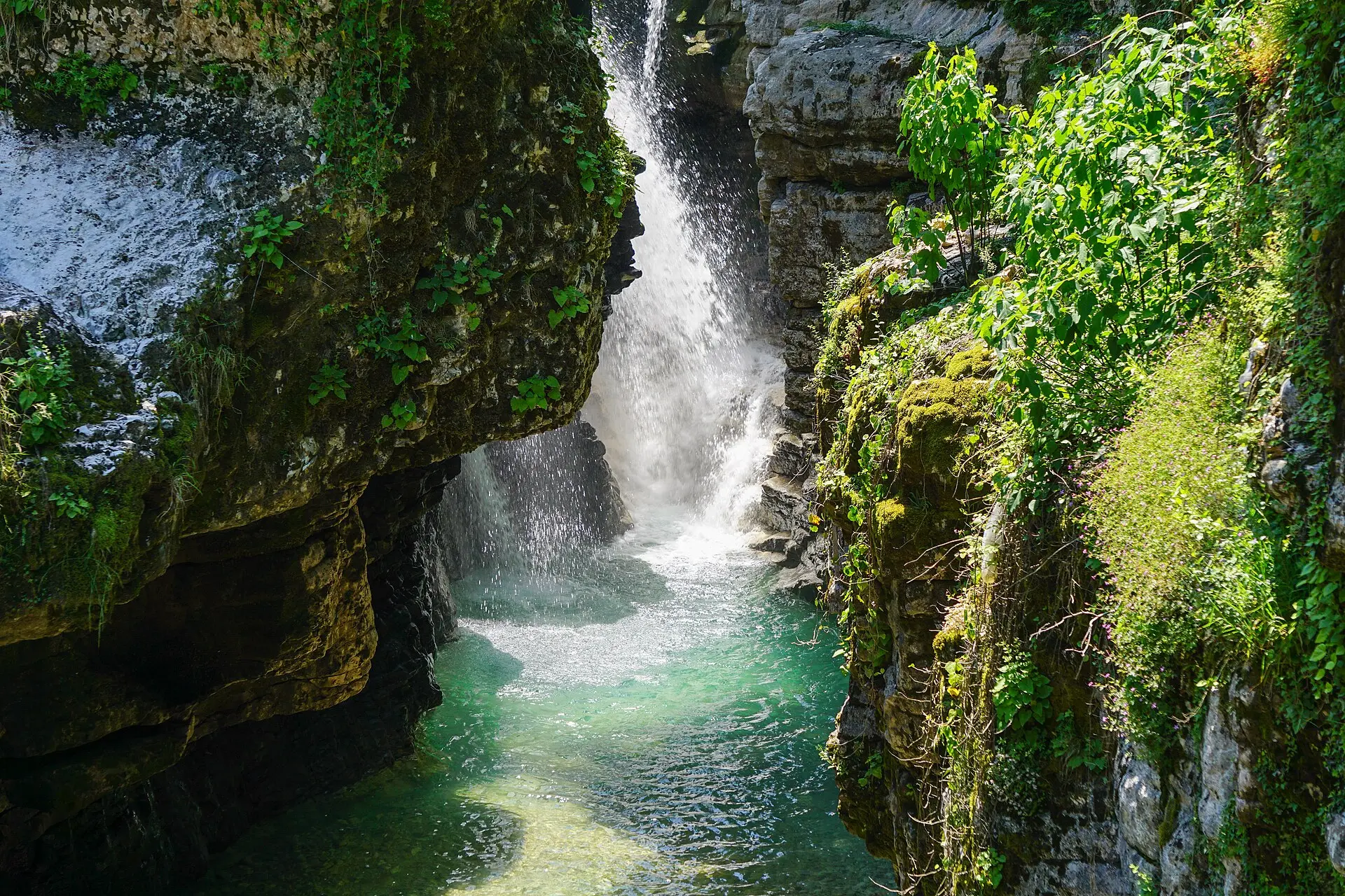 Wasserfall und türkisfarbenes Wasser in der Schlucht des Martvili-Canyons