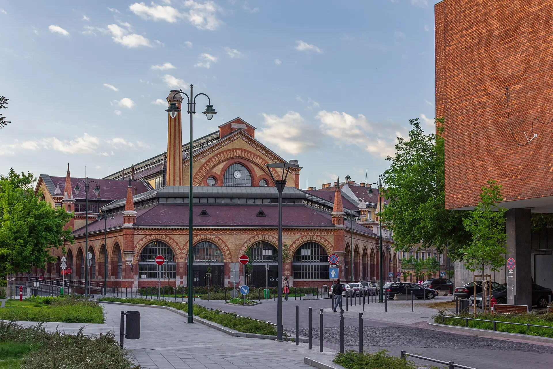Rückfassade der Großen Markthalle aus rotem Backstein mit Rundbogenfenstern und Uhrgiebel im Abendlicht