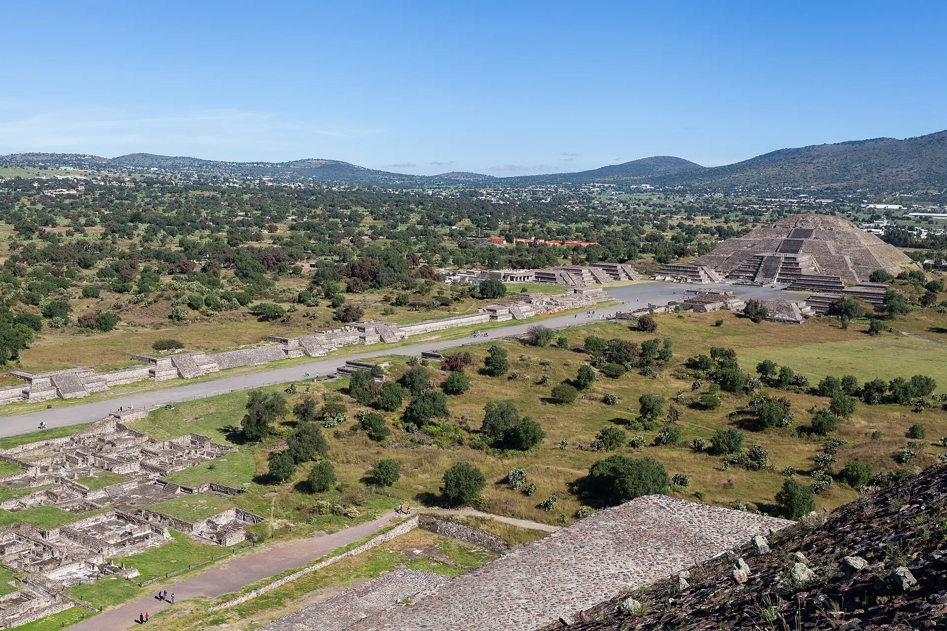 Blick von der Sonnenpyramide über die Straße der Toten in Teotihuacán, rechts hinten die Mondpyramide, dahinter Hügel